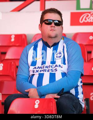 Nottingham, Regno Unito. 30 novembre 2025. Brighton & Hove Albion tifoso visto prima del calcio d'inizio durante la partita di calcio di Premier League tra Nottingham Forest e Brighton Hove Albion al City Ground di Nottingham. Credito: SPP Sport Press Photo. /Alamy Live News Foto Stock