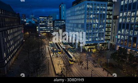 Aerial, fermata del tram DI MANCHESTER St Peters Square con decorazione di Babbo Natale Foto Stock