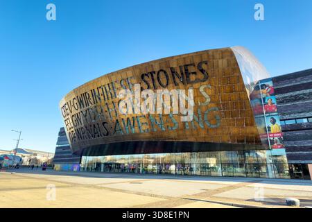 Cardiff, Galles - 25 novembre 2025: L'incredibile facciata in rame del Wales Millennium Centre nella baia di Cardiff. Un centro per le arti dello spettacolo, che ha anche una caratteristica Foto Stock