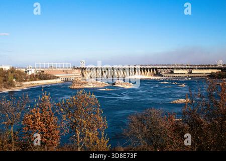 La centrale idroelettrica "Dniprohes" si trova a Zaporizhzhia da vicino. Il più grande HPP in Ucraina vista dall'isola di Khortytsy Foto Stock