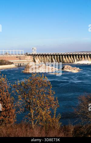 La centrale idroelettrica "Dniprohes" si trova a Zaporizhzhia da vicino. Il più grande HPP in Ucraina vista dall'isola di Khortytsy Foto Stock