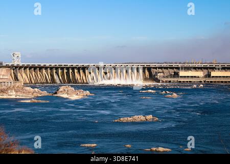 La centrale idroelettrica "Dniprohes" si trova a Zaporizhzhia da vicino. Il più grande HPP in Ucraina vista dall'isola di Khortytsy Foto Stock