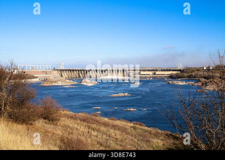 La centrale idroelettrica "Dniprohes" si trova a Zaporizhzhia da vicino. Il più grande HPP in Ucraina vista dall'isola di Khortytsy Foto Stock
