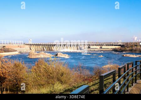 La centrale idroelettrica "Dniprohes" si trova a Zaporizhzhia da vicino. Il più grande HPP in Ucraina vista dall'isola di Khortytsy Foto Stock
