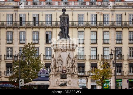 La capitale del Portogallo Lisbona, Luís de Camões, incorniciata dall'hotel le Consulat Foto Stock