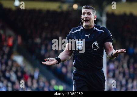 Londra, Regno Unito. 30 novembre 2025. L'arbitro Robert Jones durante la partita di Premier League tra Crystal Palace e Manchester United al Selhurst Park di Londra. Credito: SPP Sport Press Photo. /Alamy Live News Foto Stock