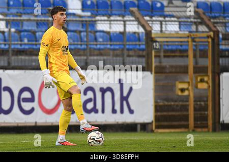 Geel, Belgio. 30 novembre 2025. Brent Stevens di Jong Genk nella foto durante una partita di calcio tra Jong Genk e il Royal Olympic Charleroi, domenica 30 novembre 2025 a Geel, il giorno 15 del 2025-2026 'Challenger Pro League' 1B seconda divisione del campionato belga. BELGA FOTO JILL DELSAUX credito: Belga News Agency/Alamy Live News Foto Stock