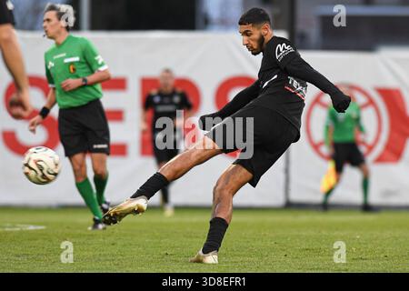 Geel, Belgio. 30 novembre 2025. Mohamed Medfai dell'Olympic raffigurato in azione durante una partita di calcio tra Jong Genk e il Royal Olympic Charleroi, domenica 30 novembre 2025 a Geel, il giorno 15 del 2025-2026 'Challenger Pro League' 1B seconda divisione del campionato belga. BELGA FOTO JILL DELSAUX credito: Belga News Agency/Alamy Live News Foto Stock