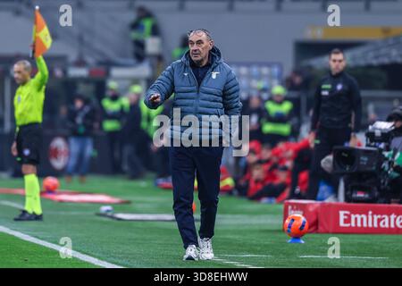 Maurizio Sarri Capo allenatore delle SS Lazio gesti durante la partita di calcio di serie A 2025/26 tra AC Milan e SS Lazio allo Stadio San Siro di Milano Foto Stock