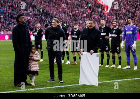 MUENCHEN, GERMANIA - NOVEMBRE 29: Kingsley Coman (ex giocatore del Bayern Muenchen) viene salutato dopo 10 anni con il club da Christoph Freund (direttore sportivo del Bayern Muenchen), Max Eberl (membro del Consiglio di amministrazione dello Sport FC Bayern Muenchen) prima della partita di Bundesliga tra FC Bayern Muenchen e FC St. Pauli all'Allianz Arena il 12 del 1. Bundesliga il 29 novembre 2025 a Monaco, Germania. LE NORMATIVE DFL VIETANO QUALSIASI UTILIZZO DI FOTOGRAFIE COME SEQUENZE DI IMMAGINI E/O QUASI-VIDEO. Foto Stock