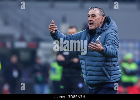 Maurizio Sarri Capo allenatore delle SS Lazio gesti durante la partita di calcio di serie A 2025/26 tra AC Milan e SS Lazio allo Stadio San Siro di Milano Foto Stock