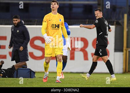 Geel, Belgio. 30 novembre 2025. Niklo Daily dell'Olympic sembra sgretolato durante una partita di calcio tra Jong Genk e Royal Olympic Charleroi, domenica 30 novembre 2025 a Geel, il giorno 15 del 2025-2026 'Challenger Pro League' 1B seconda divisione del campionato belga. BELGA FOTO JILL DELSAUX credito: Belga News Agency/Alamy Live News Foto Stock
