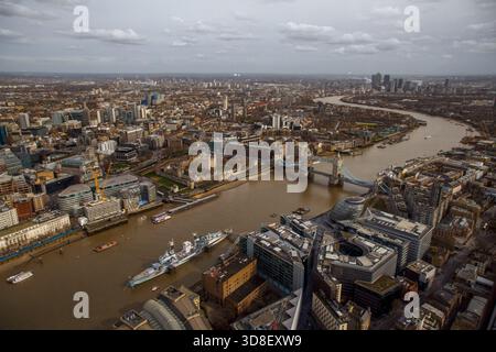 La vista dall'alto del famoso Tower Bridge sul Tamigi, la nave HMS belfast e la moderna architettura del Municipio di Londra, Inghilterra Foto Stock