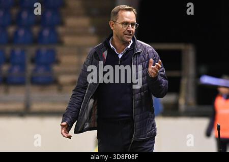 Geel, Belgio. 30 novembre 2025. L'allenatore di Olympic Arnauld Mercier, nella foto durante una partita di calcio tra Jong Genk e il Royal Olympic Charleroi, domenica 30 novembre 2025 a Geel, il giorno 15 del 2025-2026 'Challenger Pro League' 1B seconda divisione del campionato belga. BELGA FOTO JILL DELSAUX credito: Belga News Agency/Alamy Live News Foto Stock