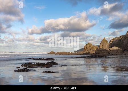 Luci e ombre dell'alba invernale sulla spiaggia della Cornovaglia, Inghilterra sud-occidentale Foto Stock