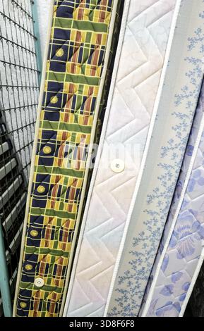 Dettaglio dei materassi sporchi e danneggiati, contaminazione Foto Stock