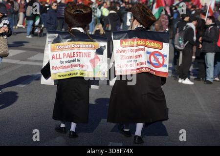 I membri ebrei ultra-ortodossi di Neturei Karta tengono cartelli anti-sionisti durante una manifestazione pro-Palestina a Roma, Italia - 29 novembre 2025 Foto Stock
