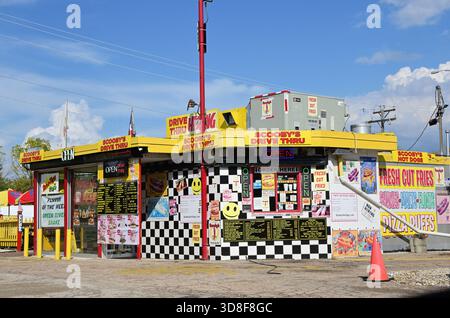 West Chicago, Illinois, Stati Uniti. Insegne colorate, pitture e memo offrono una vivace esposizione in un locale di Chicago di hot dog e fast food. Foto Stock