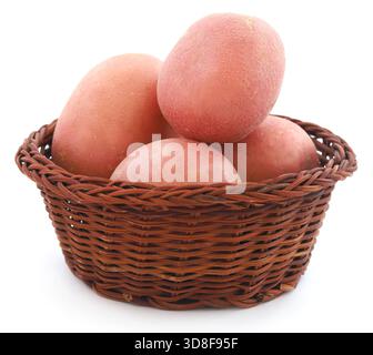 Patate rosse appena raccolte su quelle bianche Foto Stock