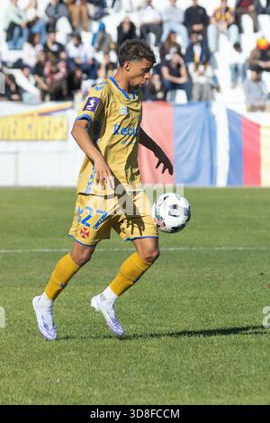 Lisbona, Portogallo. 30 novembre 2025. Lisbona, Portogallo. Belenenses Forward from Portugal EVANDRO BARROS (27) in azione durante il gioco della 2a fase di Liga 3, Atletico vs Belenenses Credit: Alexandre de Sousa/Alamy Live News Foto Stock