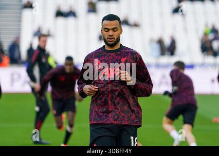 Londra, Regno Unito. 30 novembre 2025. L'attaccante del Liverpool Cody Gakpo (18) si scalda durante la partita West Ham United contro Liverpool Premier League al London Stadium, Londra, Inghilterra il 30 novembre 2025 Credit: Robbie Hoad/Every Second Media Credit: Every Second Media/Alamy Live News Foto Stock