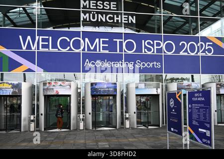 Die ISPO, Internationale Fachmesse und weltgrösste jährliche Multi-Segment-Messe für Sportartikel und Sportmode auf der Messe München. Foto: ISPO 2025, Eingang West *** ISPO, Fiera Internazionale e la più grande fiera annuale multisegmento del mondo per articoli sportivi e moda sportiva al Messe München foto ISPO 2025, ingresso ovest Foto Stock