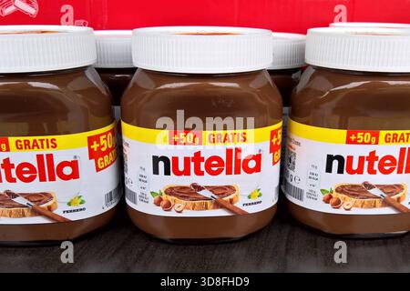 Nutella ist eine Nuss-Nougat-Creme des italienischen Herstellers Ferrero. SIE besteht überwiegend aus Zucker mit Zutaten von Palmöl, gerösteten Haselnüssen, Milchpulver, Kakao, Sojalecithin und Vanillin. In Deutschland gibt es Nutella seit 1965. Foto: Nutella Ferrero im 500g Glas *** la Nutella è una crema di torrone di noci del produttore italiano Ferrero si compone principalmente di zucchero con ingredienti di olio di palma, nocciole tostate, latte in polvere, cacao, lecitina di soia e vanillina la Nutella è disponibile in Germania dal 1965 foto Nutella Ferrero in un vaso da 500 g Foto Stock