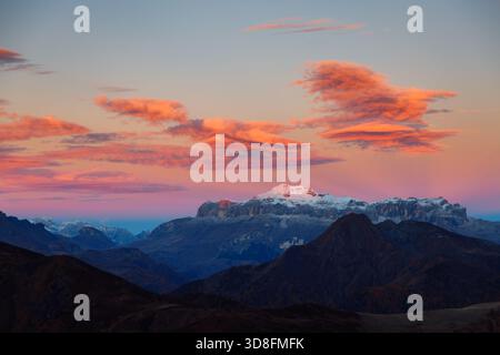 L'incredibile sole mattutino illumina le nuvole di colore rosso. Posizione Place pass di Giau, Dolomiti Alps, alto Adige, Italia, Europa. Immagine panoramica del touri Foto Stock