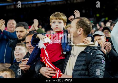 Londra, Regno Unito. 30 novembre 2025. I tifosi del Liverpool festeggiano durante la partita tra West Ham United e Liverpool Premier League al London Stadium, Londra, Inghilterra, il 30 novembre 2025 Credit: Robbie Hoad/Every Second Media Credit: Every Second Media/Alamy Live News Foto Stock