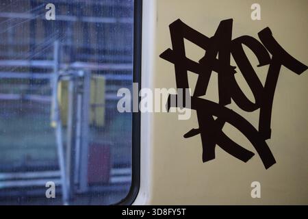 Graffiti su un treno della metropolitana della Central Line Foto Stock