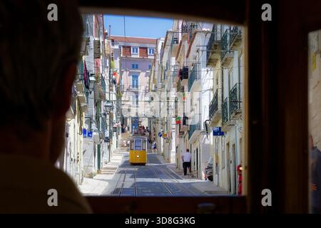 Lisbona, Portogallo 29 maggio 2024: Un'esclusiva foto POV dall'interno dell'iconica funicolare gialla Elevador da Bica di Lisbona, salendo sulla ripida e affascinante Rua da B. Foto Stock