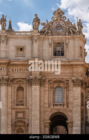 Vaticano - città del Vaticano - Basilica di San Pietro - dettaglio architettonico della facciata con grande finestra dell'orologio e pilastri corinzi Foto Stock