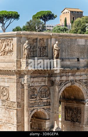 Italia - Roma - Arco di Costantino - Vista dettagliata di sculture in marmo e iscrizioni sul monumento ad arco trionfale Foto Stock