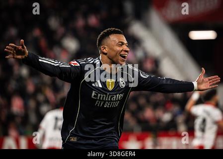Girona, Spagna. 30 novembre 2025. Girona, Spagna, Spagna. 30 novembre 2025. KYLIAN MBAPPE del Real Madrid celebra il suo gol durante la partita di LaLiga tra il Girona FC e il Real Madrid CF allo stadio Montilivi di Girona. (Credit Image: © Matthieu Mirville/ZUMA Press Wire) SOLO PER USO EDITORIALE! Non per USO commerciale! Crediti: ZUMA Press, Inc./Alamy Live News crediti: ZUMA Press, Inc./Alamy Live News Foto Stock