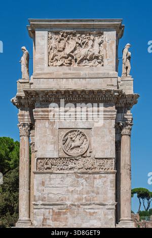 Italia - Roma - Arco di Costantino - Monumento con colonne corinzie sculture a rilievo e statue facciata ad arco trionfale Foto Stock