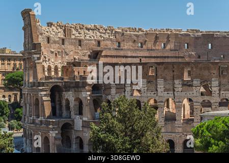 Italia - Roma - Colosseo - facciata esterna curva con più livelli ad arco e colonne di antiche rovine dell'anfiteatro romano Foto Stock