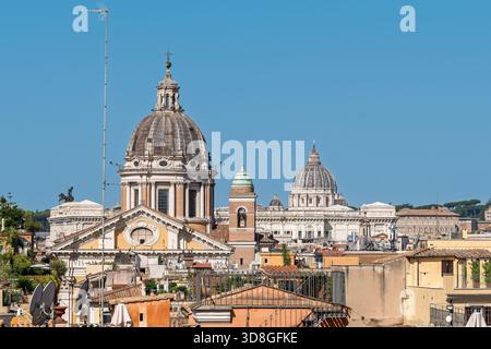 Italia - Roma - Cityscape Rooftops - Vista con cupole della chiesa Vaticano basilica di San Pietro edifici cupola architettura storica Foto Stock
