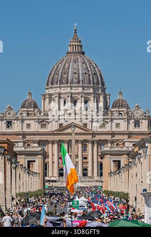 Italia - Roma - Vaticano - Basilica di San Pietro Giubileo della Gioventù 2025 pellegrini bandiere di folla via conciliazione celebrazione cattolica evento Foto Stock