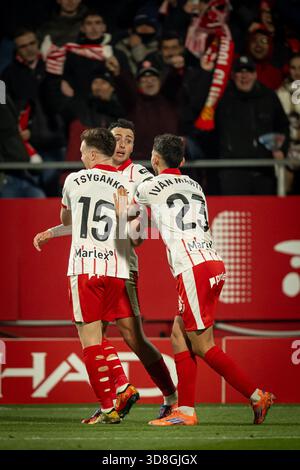 Girona, Spagna. 30 novembre 2025. Iván Martín (Girona FC), Viktor Tsygankov (Girona FC) e Arnau Martinez (Girona FC) festeggiano durante una partita della Liga EA Sports tra Girona FC e Real Madrid all'Estadi Municipal de Montilivi di Girona, Spagna, il 30 2025 novembre. Foto di Felipe Mondino/Sipa USA credito: SIPA USA/Alamy Live News Foto Stock