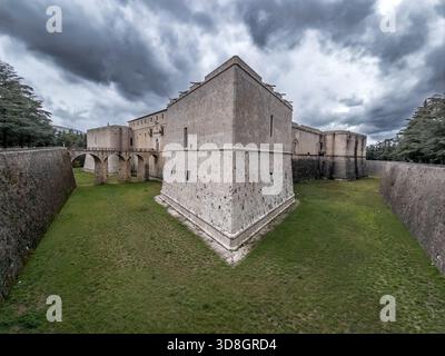 Vista panoramica dell'enorme fortezza rinascimentale del XVI secolo dell'Aquila con quattro bastioni, ampio fossato e ponte in pietra Foto Stock