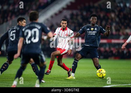 Girona, Spagna. 30 novembre 2025. L'Aurelien Tchouameni (1° R) del Real Madrid CF partecipa alla partita di calcio della Liga tra il Girona FC e il Real Madrid CF allo stadio Montilivi di Girona, Spagna, il 30 novembre 2025. Crediti: Joan Gosa/Xinhua/Alamy Live News Foto Stock