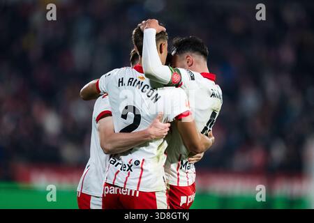 Girona, Spagna. 30 novembre 2025. Hugo Rincon (C) e Arnau Martinez (R) del Girona FC festeggiano durante la partita di calcio della Liga tra il Girona FC e il Real Madrid CF allo Stadio Montilivi, Girona, Spagna, il 30 novembre 2025. Crediti: Joan Gosa/Xinhua/Alamy Live News Foto Stock