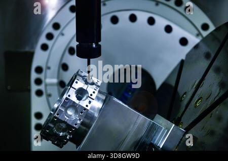 Utensile da taglio mandrino fresatrice CNC a 5 assi rotante durante la sbavatura delle parti del motore, piano industriale pesante Foto Stock