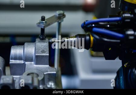 Fresatrice CNC ad asse rotante durante la sbavatura delle parti del motore, piano industriale pesante Foto Stock