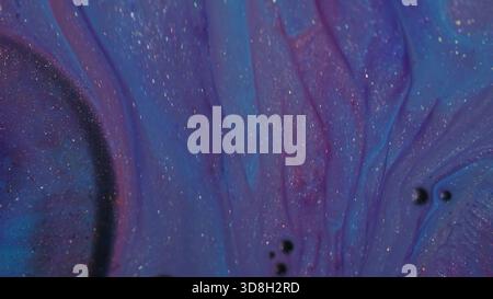 Flusso di inchiostro. Liquido per bolle d'aria. Blu sfocato colore viola gocciolatoio liquido glitter flusso brillante che galleggia su sfondo artistico astratto. Foto Stock