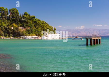 Vista del Monastero di Vlacherna su un piccolo isolotto vicino a Corfù in Grecia durante il giorno di sole Foto Stock