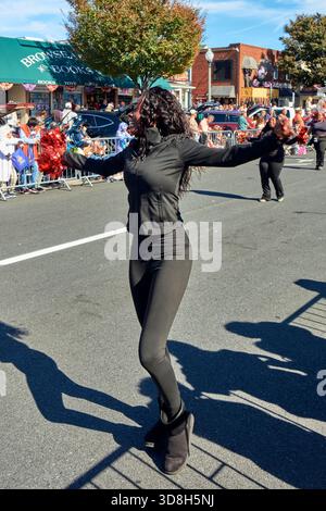 Le bande marcianti partecipano alla parata annuale del Sea Witch Festival a Rehoboth Beach, Delaware, che celebra Halloween con costumi vivaci. Foto Stock