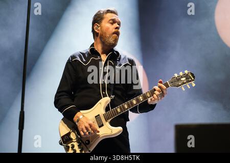 Londra, Regno Unito. 29 novembre 2025. Il vigilante Carlstroem degli alveari visti esibirsi sul palco di Alexandra Palace. Il tour mondiale "Forever Forever the Hives" si è svolto all'Alexandra Palace di Londra. I membri della band sono Vigilante Carlstroem, pelle Almqvist, Johan Gustafsson, Christian Grahn e Nicholaus Arson crediti: SOPA Images Limited/Alamy Live News Foto Stock