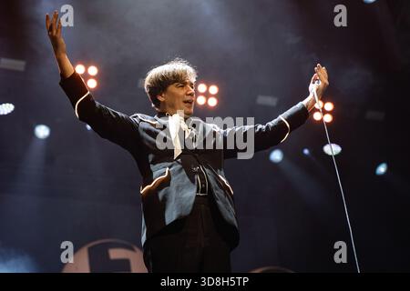 Londra, Regno Unito. 29 novembre 2025. Pelle Almqvist (per Almqvist) degli alveari visti esibirsi sul palco del Palazzo di Alessandra. Il tour mondiale "Forever Forever the Hives" si è svolto all'Alexandra Palace di Londra. I membri della band sono Vigilante Carlstroem, pelle Almqvist, Johan Gustafsson, Christian Grahn e Nicholaus Arson crediti: SOPA Images Limited/Alamy Live News Foto Stock