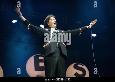 Londra, Regno Unito. 29 novembre 2025. Pelle Almqvist (per Almqvist) degli alveari visti esibirsi sul palco del Palazzo di Alessandra. Il tour mondiale "Forever Forever the Hives" si è svolto all'Alexandra Palace di Londra. I membri della band sono Vigilante Carlstroem, pelle Almqvist, Johan Gustafsson, Christian Grahn e Nicholaus Arson crediti: SOPA Images Limited/Alamy Live News Foto Stock